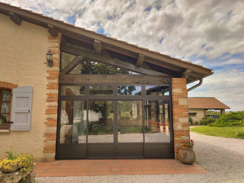 Profitez d’un nouvel espace de vie grâce à cette fermeture de terrasse isolée en aluminium, signée SUNROC Outdoor