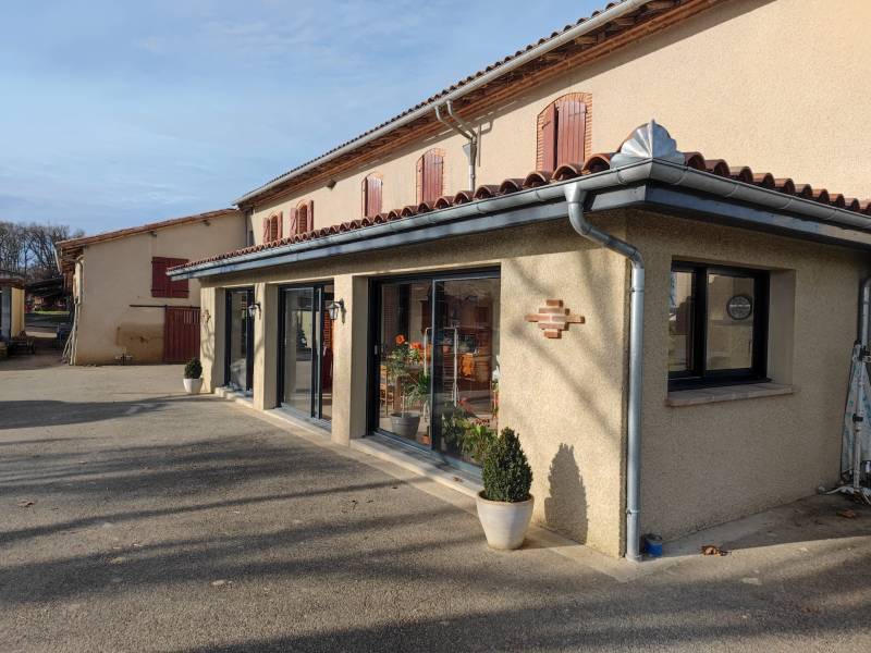 Pose d'une fermeture de terrasse en aluminium gris anthracite