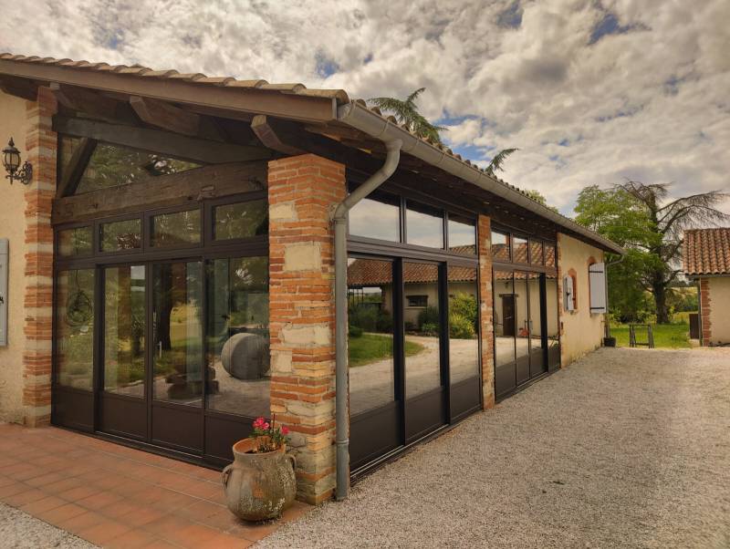 Installation d'une fermeture de terrasse aluminium gris anthracite, alliant design contemporain et vue panoramique