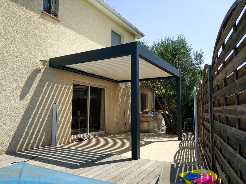 Pose d'une pergola en extérieur pour un particulier