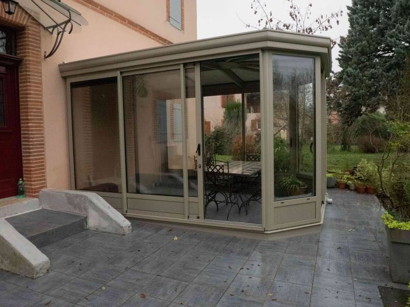 Installation d'une véranda en aluminium avec led orientable